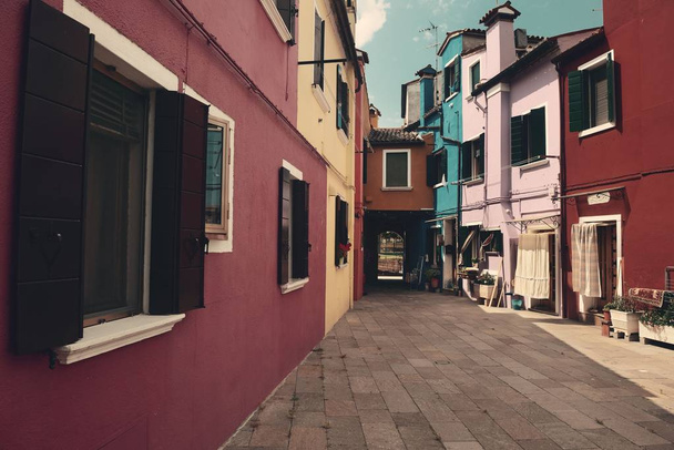 Burano kleurrijke historische gebouwen - Foto, afbeelding