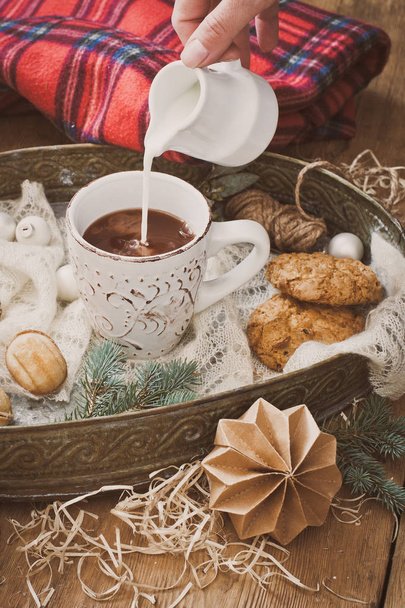 verser le lait dans une tasse de cacao et décorations de Noël
 - Photo, image