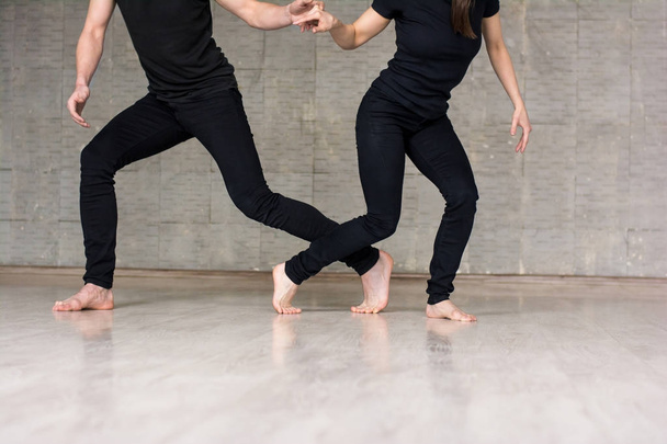 Jeune couple de danseurs en mouvement
. - Photo, image