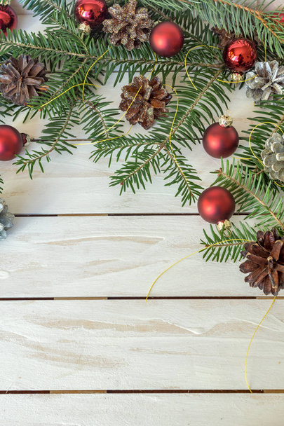 Рождественское украшение еловыми ветвями, шишками и игрушками
 - Фото, изображение