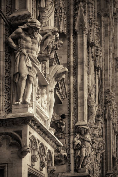 Cathédrale de Milan et sculpture
  - Photo, image