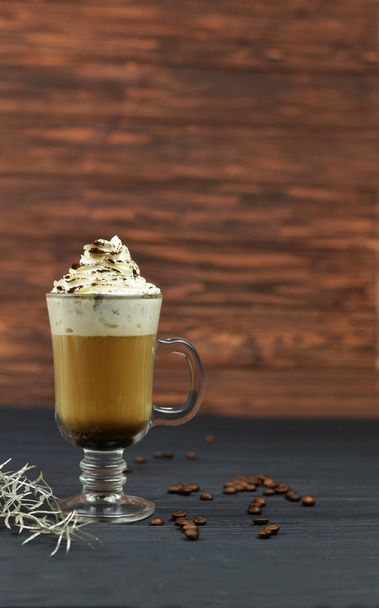 prachtige heerlijke latte koffie met slagroom  - Foto, afbeelding