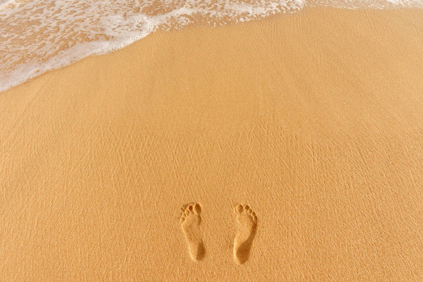 huellas humanas en la playa de arena
 - Foto, imagen