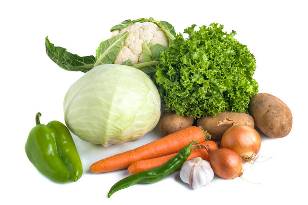 Nahaufnahme von verschiedenen bunten rohen Gemüse auf weißem Hintergrund - Foto, Bild