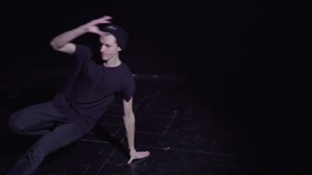Breakdance in de studio man in een zwarte kamer - Video