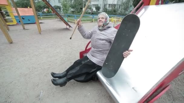Μια ηλικιωμένη γυναίκα με ένα skateboard. - Πλάνα, βίντεο