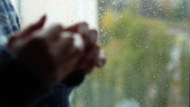 Нервное усталость. Девушка касается пальцев, она взволнована. За окном идёт дождь. Может быть, она ждет любимого человека
 - Кадры, видео