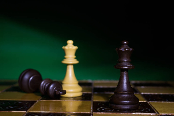 ajedrez fotografiado en un tablero de ajedrez - Foto, Imagen