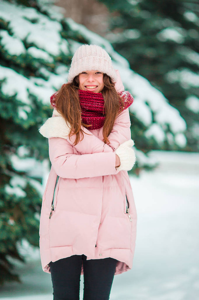 Onnellinen tyttö nauttia talven ja lumen sää ulkona kaunis talvipäivä
 - Valokuva, kuva