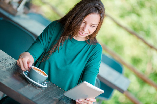 Mujer joven en la cafetería al aire libre
 - Foto, imagen