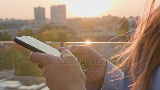 Молодий леді за допомогою смартфона на відкритому повітрі - Кадри, відео