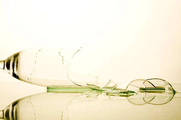 Broken Champagne glass - Foto, Bild