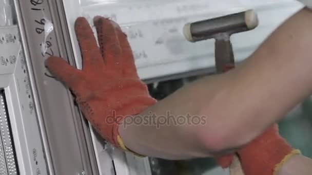 Arbeiter fixiert die Glasperle in Kunststofffenster - Filmmaterial, Video