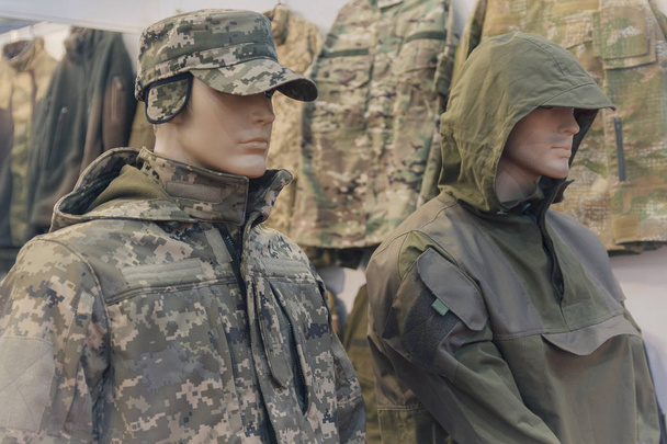 Manekiny w wojskowy mundur w sklepie. Armia - Zdjęcie, obraz