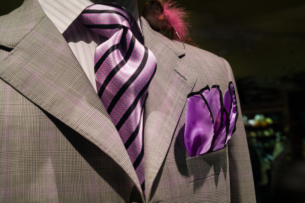 Светло-серый клетчатый пиджак с фиолетовым полосатым галстуком и фиолетовым h
 - Фото, изображение