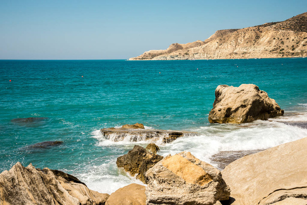 Pissouri Bay näkymä suuria kiviä pitkin rannikkoa, Kypros
 - Valokuva, kuva