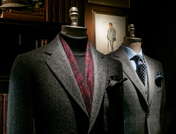 zwei Schaufensterpuppen in Mantel und Anzug - Foto, Bild