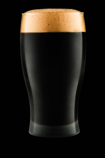 ποτήρι μαύρη μπύρα που απομονώνονται σε μαύρο φόντο - Φωτογραφία, εικόνα
