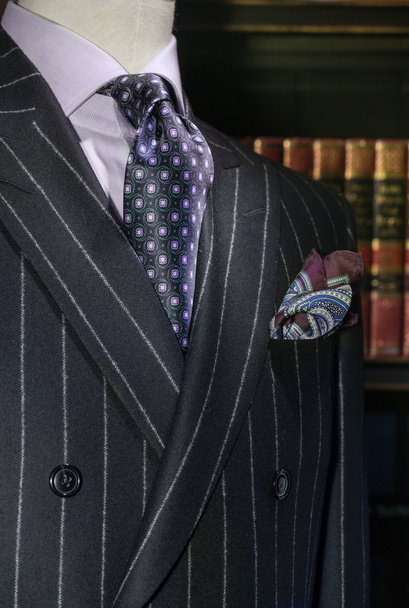 Смугастий жакет з фіолетовим сорочкою і краваткою (вертикальна) - Фото, зображення