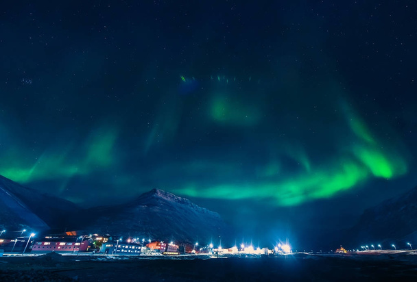 A sarki, sarkvidéki Northern lights aurora borealis ég csillag a norvég Svalbard Longyearbyen city-hegység - Fotó, kép