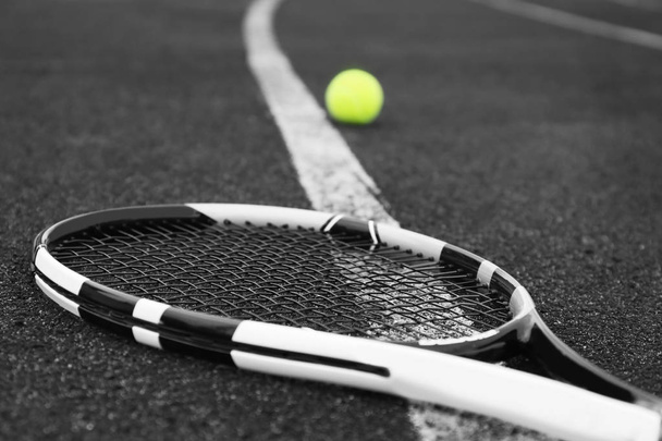 Tennis racket and ball - Foto, Imagen