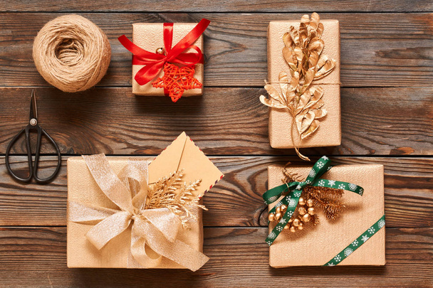 Weihnachtsgeschenke auf Holzgrund  - Foto, Bild