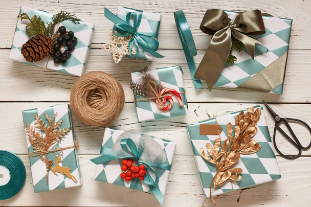 Рождественские подарки на деревянном фоне  - Фото, изображение