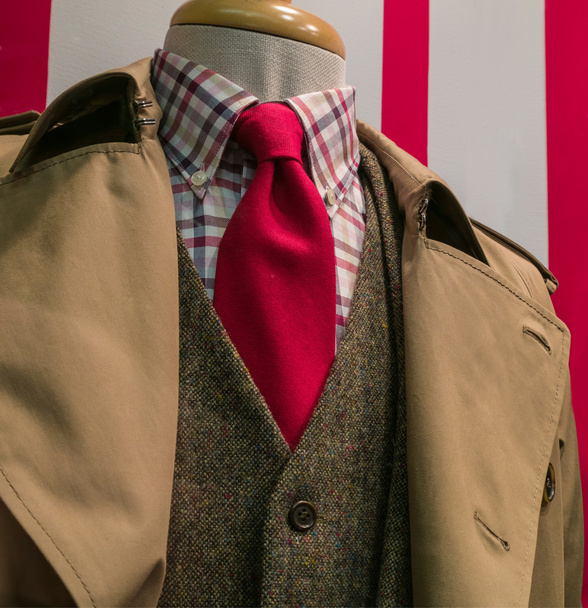 Impermeable y traje bronceado, camisa a cuadros, corbata roja
 - Foto, imagen