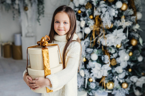 Girl holding gift box - Zdjęcie, obraz
