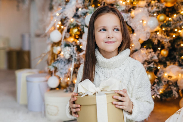 Girl holding gift box - Foto, imagen