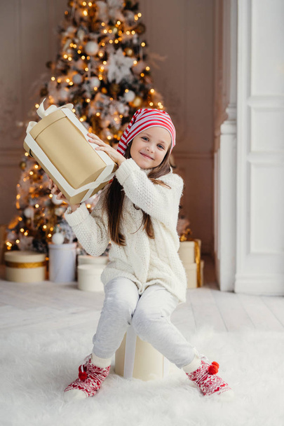 Menina segurando caixa de presente
 - Foto, Imagem