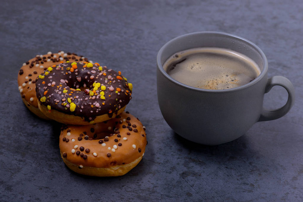 Кофе крупным планом с пончиками
 - Фото, изображение