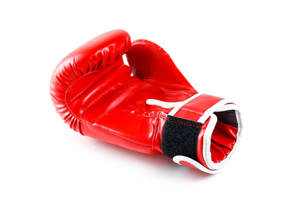 Rode bokshandschoenen. Twee handschoenen sport. Geïsoleerd op een witte backgr - Foto, afbeelding