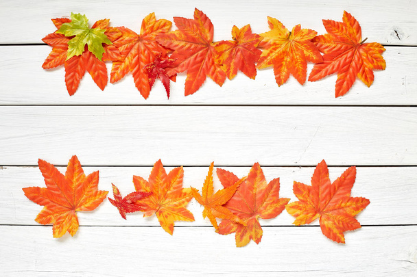 Folhas de outono coloridas em um velho fundo de madeira
 - Foto, Imagem