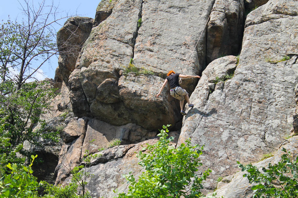κορίτσι που σκαρφαλώνει στο βράχο - Φωτογραφία, εικόνα