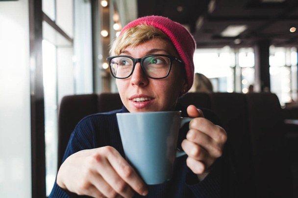 portrait d'une fille souriante avec du café
 - Photo, image
