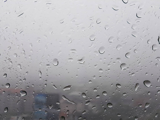 窓に雨が降り - 写真・画像