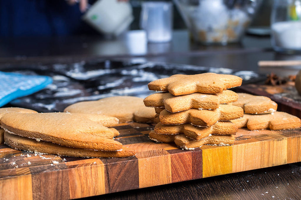 Christmas  gingerbread cookies on a wooden cutting board - Foto, afbeelding