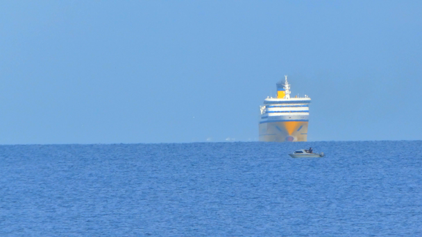 Καραβάκι με μεγάλο πλοίο να έρχεται - Πλάνα, βίντεο
