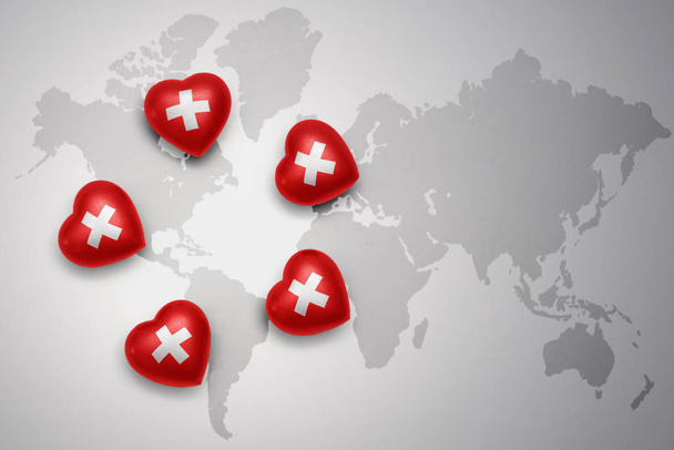 İsviçre ulusal bayrak dünya harita arka plan üzerinde beş kupa. - Fotoğraf, Görsel