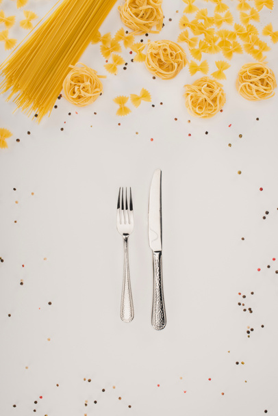 pasta and cutlery - Foto, afbeelding