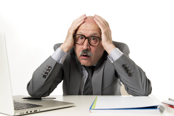 зрелый бизнесмен с лысой головой на его 60-х рабочих напряжены и разочарованы в офисе компьютер стол выглядит отчаянно
 - Фото, изображение