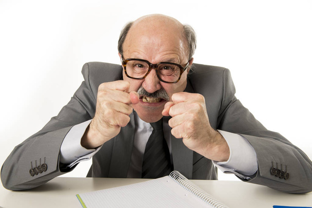 60s φαλακρός ανώτερο γραφείο αφεντικό άνθρωπος εξοργισμένος και θυμωμένος χειρονομώ upse - Φωτογραφία, εικόνα