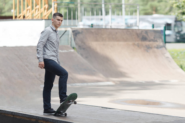Młody chłopak skater w parku - Zdjęcie, obraz
