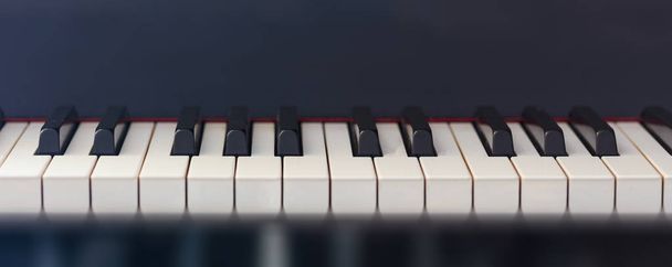 Клавиатура фортепиано, вид спереди, пространство для копирования
 - Фото, изображение
