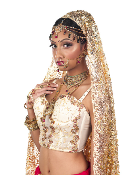 retrato de novia india posando sobre fondo blanco
 - Foto, imagen