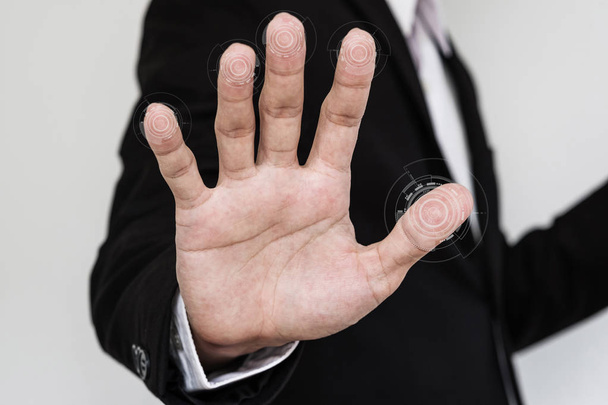 Geschäftsleute scannen Fingerabdrücke auf dem Bildschirm nach biometrischen Identitätsnachweisen. Netzwerksicherheitskonzept - Foto, Bild