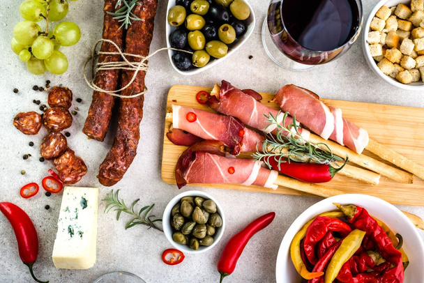 İspanyolca tapas, İspanya, şarap ve meze masada, üstten görünüm geleneksel Gıda Restoran - Fotoğraf, Görsel