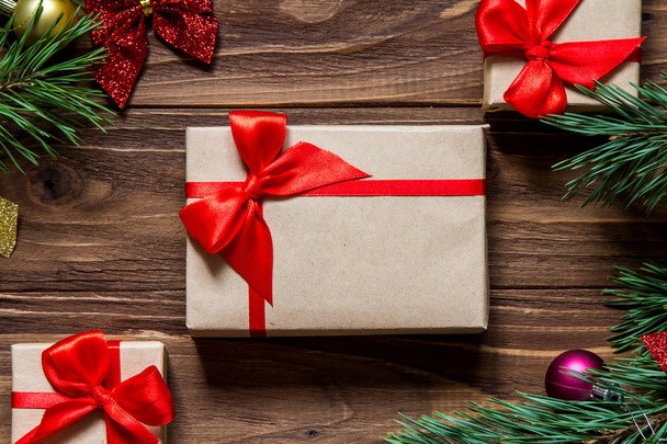 Макро экспозиция рождественских подарков с мишурой из сосны на деревянном фоне
 - Фото, изображение