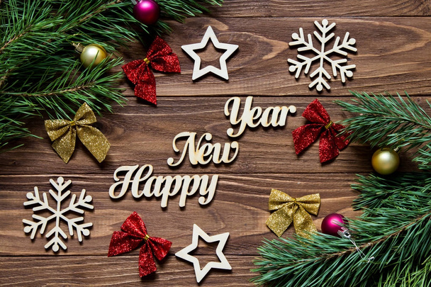 Hyvää uutta vuotta. Universal ylellinen otsikko puinen tausta nauha jouset, joulu pallot, lumihiutaleet ja tähdet lähellä mänty oksat
 - Valokuva, kuva